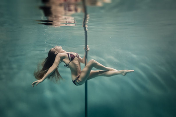 摄影师Brett Stanley的水下摄影作品 梦幻水下钢管舞人像摄影