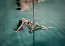 摄影师Brett Stanley的水下摄影作品 梦幻水下钢管舞人像摄影