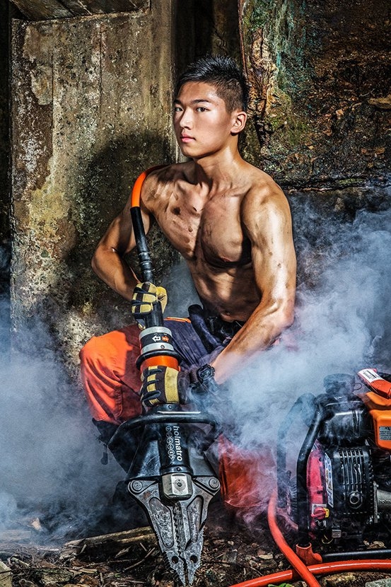 台湾消防局推出2017慈善月历，找来消防员当猛男模特儿