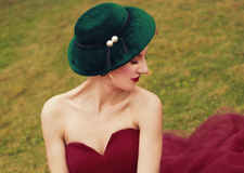 最新影楼资讯新闻-暗红礼服撞色搭配绿色礼帽 给人女神般的雅致