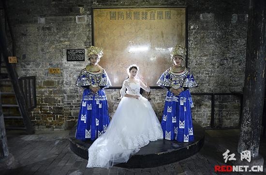 凤凰古城婚纱摄影大赛 当传统苗服遇见现代婚纱