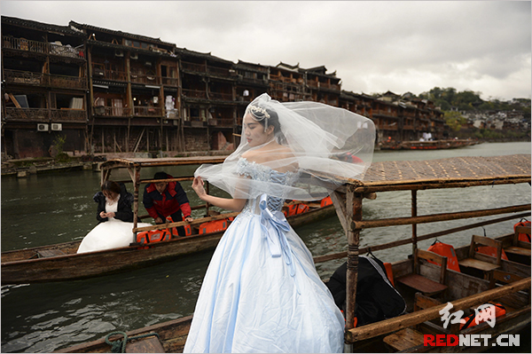凤凰古城婚纱摄影大赛 当传统苗服遇见现代婚纱