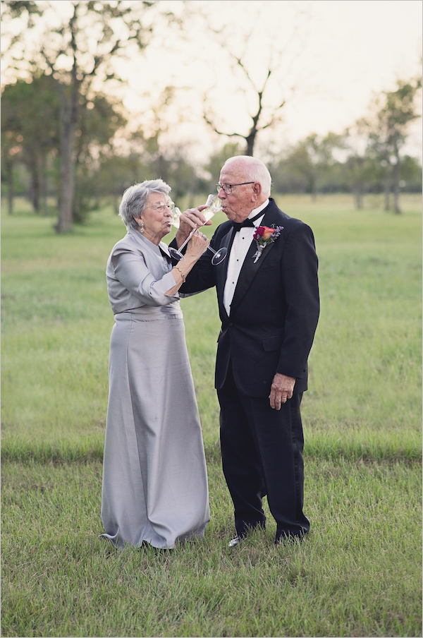 老夫妻结婚70 年之后由摄影师孙女拍摄***组婚照
