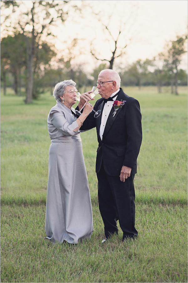 迟来的甜蜜 老夫妻70年后如愿拍绝美婚纱照