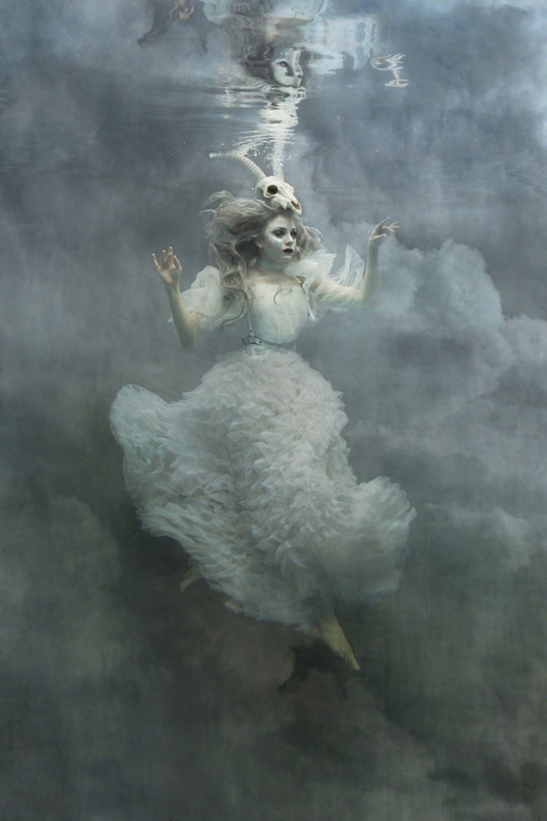 安静唯美的水下摄影 摄影师CherylWalsh充满戏剧性的人物肖像