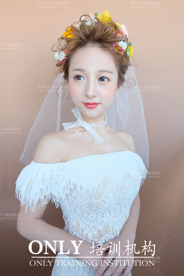 新娘造型 时尚鲜花点缀展现浪漫唯美