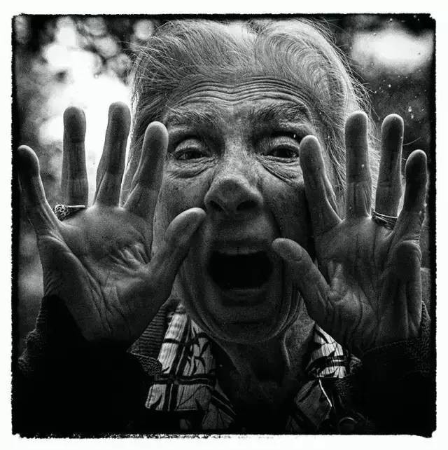 摄影师给93岁目前拍摄的新面孔照片