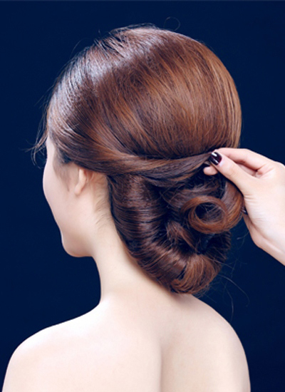 韩式新娘盘发发型图解步骤四:将左侧区之前留下的头发梳顺,发丝要斜向