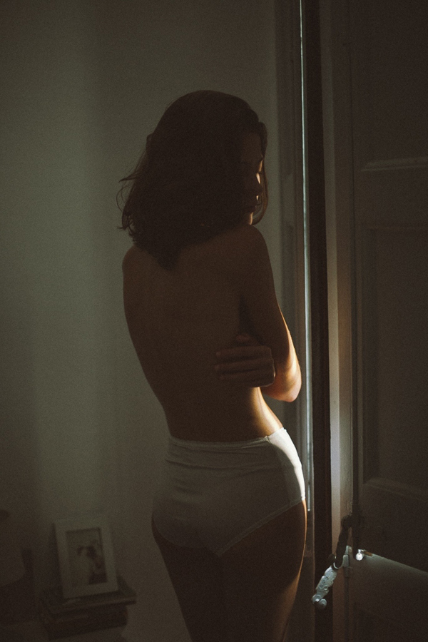 西班牙摄影师Martina Matencio自然光线下拍摄出忧愁的性感人像