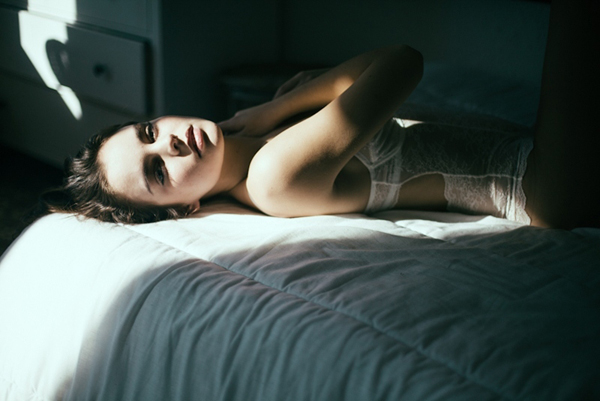 西班牙摄影师Martina Matencio自然光线下拍摄出忧愁的性感人像