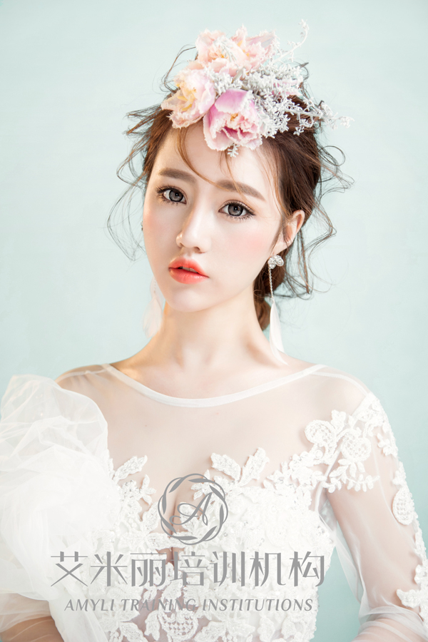 韩式抽丝盘发造型 鲜花簇拥娇媚新娘