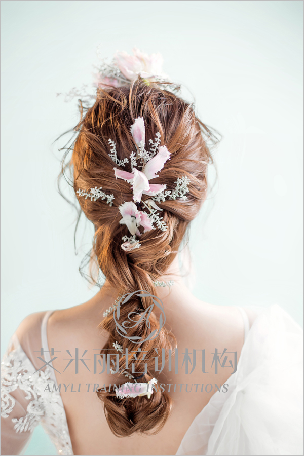 韩式抽丝盘发造型鲜花簇拥娇媚新娘
