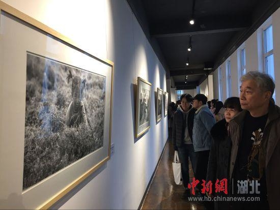 彭年生人像摄影展在武汉举行 用镜头记录时代印记
