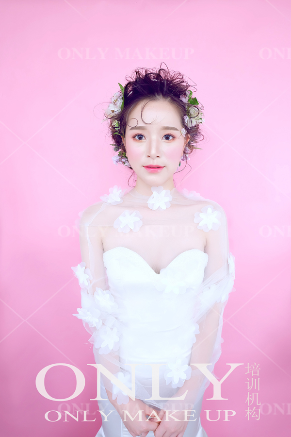 巧用发饰点缀梦幻发型 成就婚礼*美新娘