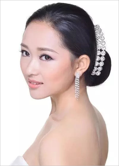 卷筒盘发新娘发型步骤 彰显东方女性之美