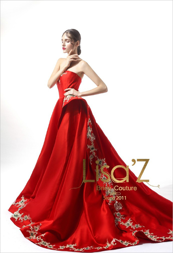 绿宝石搭配中国红的婚纱礼服 让新娘既时尚又彰显中国风