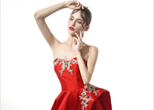 最新影楼资讯新闻-绿宝石搭配中国红的婚纱礼服 让新娘既时尚又彰显中国风