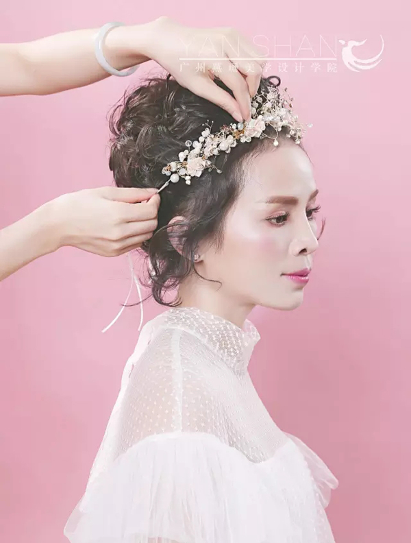 韩式短发抽丝发型教程将新娘淡定的气质由心而牵发