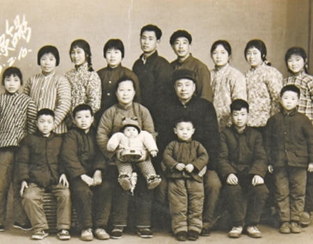 郑州一照相馆已开61年 见证无数家庭“全家福”