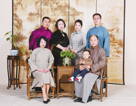 郑州一照相馆已开61年 见证无数家庭“全家福”