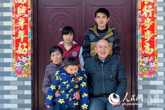 安徽望江摄影师春节为村民免费拍百张全家福