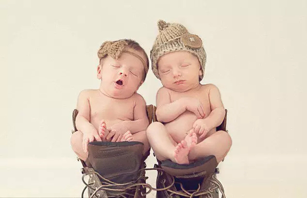 美国摄影师拍摄睡梦中的宝宝造型百变萌翻众人