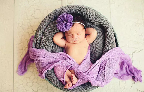 美国摄影师拍摄睡梦中的宝宝造型百变萌翻众人