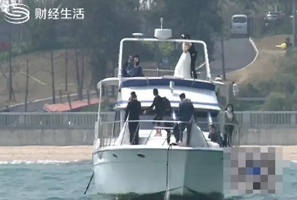 深圳新人在大鹏游艇拍婚纱照 新娘跳跃时险落海