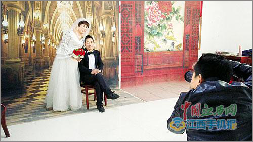 摄影师为江西修水1600对老人免费补拍婚纱照