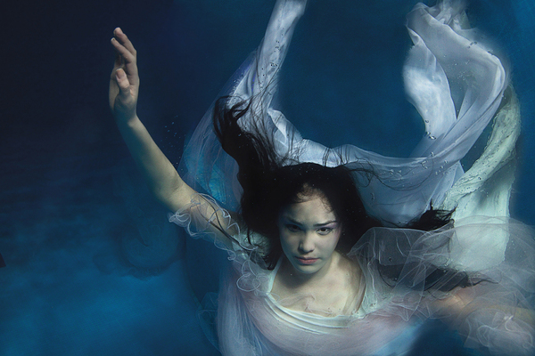 曼妙的姿态与梦幻的画面 Evgeny Mlyukov水下摄影作品
