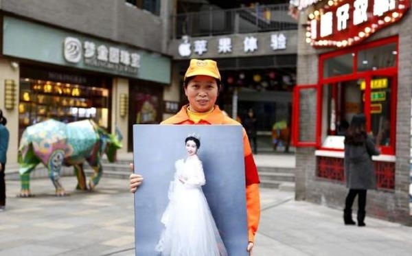 重庆大足环卫工人生的***张婚纱照 美翻了