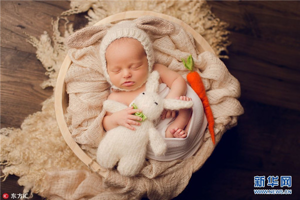 女摄影师拍婴儿酣睡 娇憨可爱如天使