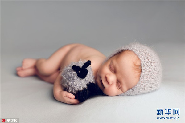 女摄影师拍婴儿酣睡 娇憨可爱如天使