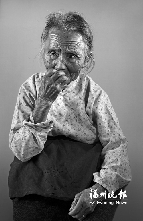 摄影师4年为近万名老人拍肖像 记录福建农村变迁