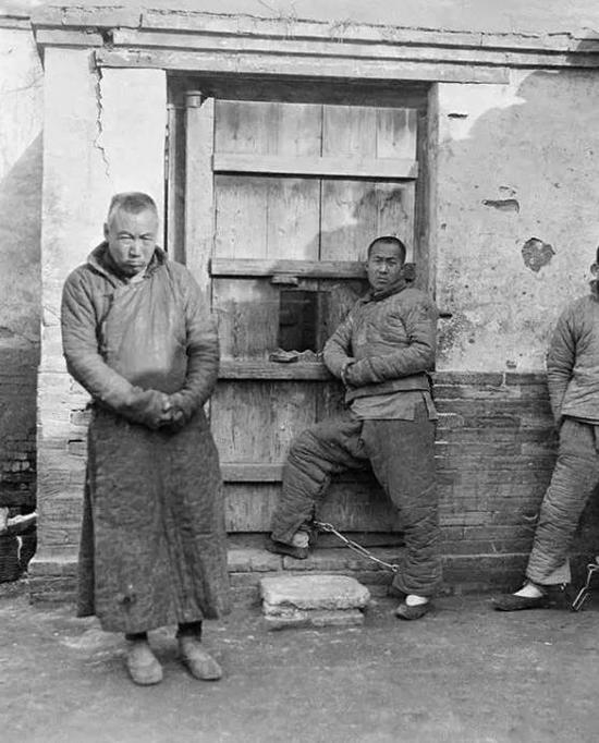美国摄影师藏了照片在鞋盒里 记载百年前的中国