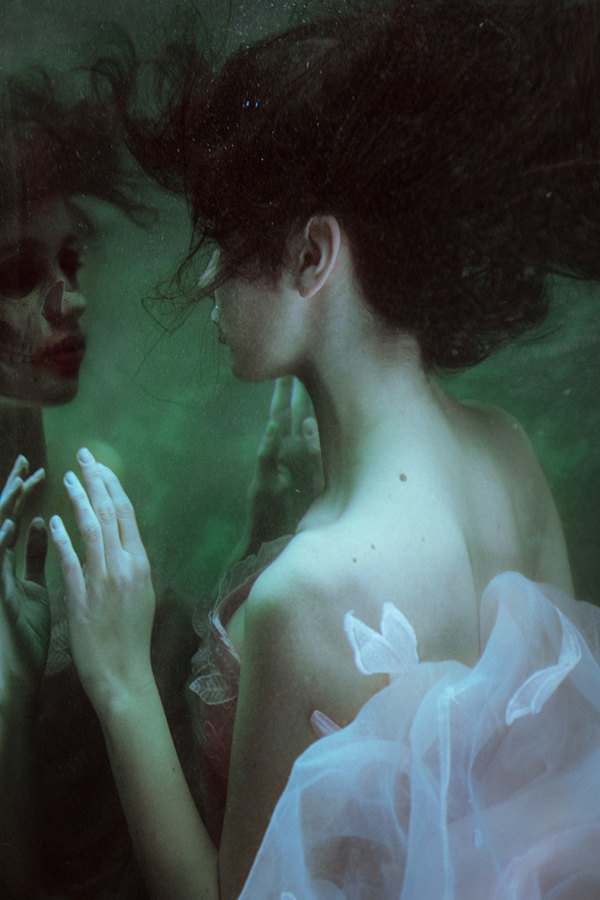 沉入水底的美 摄影师mira nedyalkova 的水下女性肖像