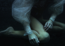 最新影楼资讯新闻-沉入水底的美 摄影师Mira Nedyalkova 的水下女性肖像
