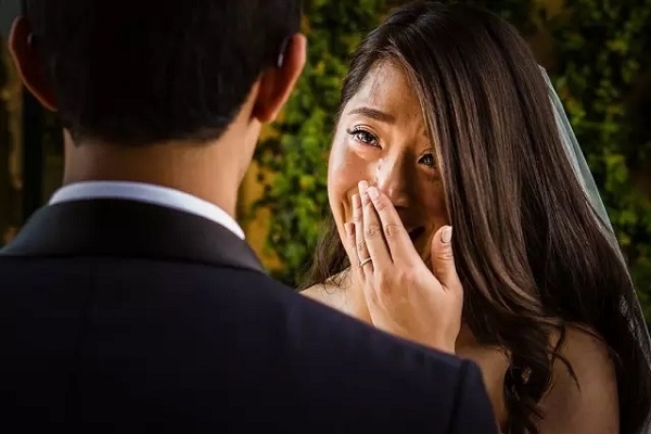 为什么我们不要摆拍，这张流泪的婚礼照告诉你答案！