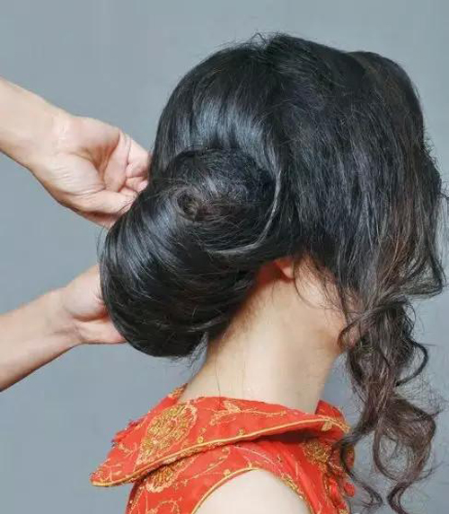 步骤三: 取一个假发包,将其包裹在真发之内,填充发髻的饱满度
