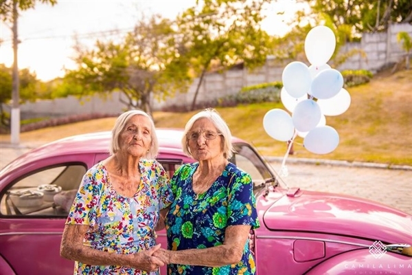 摄影师为100岁双胞胎姐妹拍写真 画面美呆了
