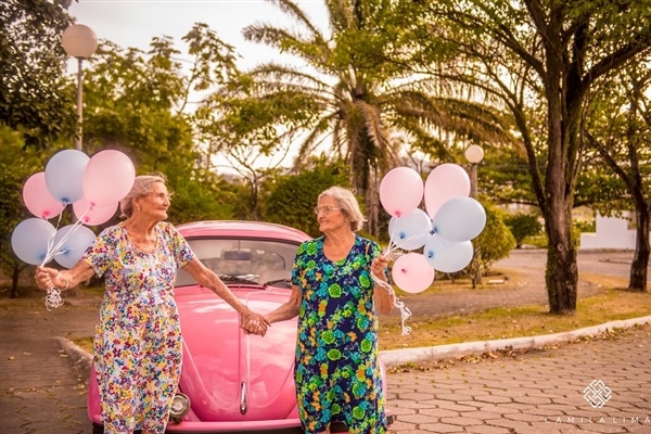 摄影师为100岁双胞胎姐妹拍写真 画面美呆了