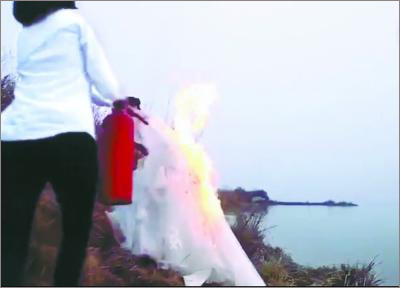 为拍摄效果，往新娘身上放了把火点燃婚纱