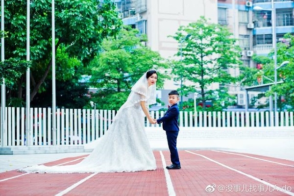 5岁男孩替去世爸爸为妈妈拍婚纱照感动亿万网友！