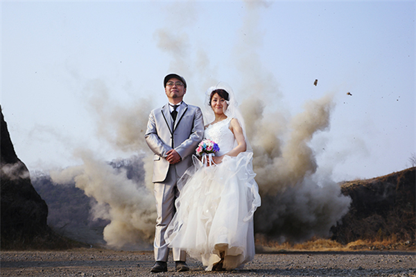 日本夫妻拍爆破婚纱照 **视觉冲击力