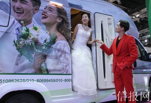 国内**房车婚纱旅拍亮相中国婚博会