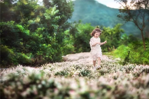 自然光外景儿童摄影 ——顺光与逆光营造的不同氛围