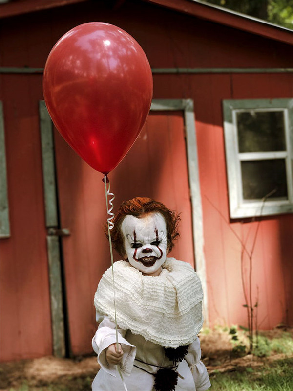 17岁摄影师将弟弟扮成小丑拍摄恐怖主题摄影作品