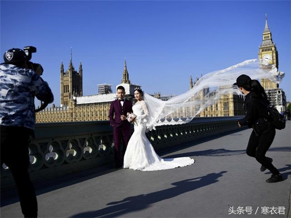 国外媒体眼中的中国式婚纱照 荒诞又真实