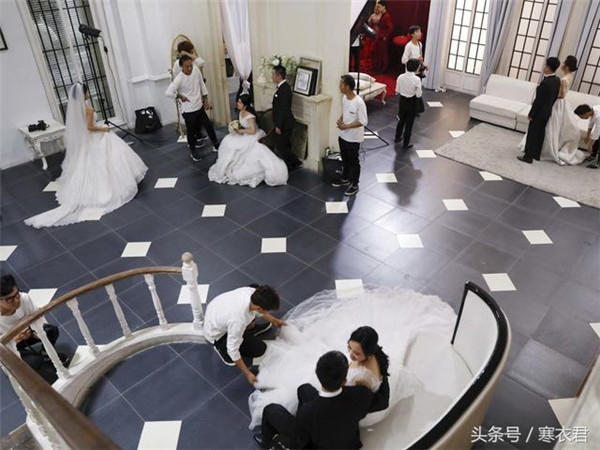 国外媒体眼中的中国式婚纱照 荒诞又真实