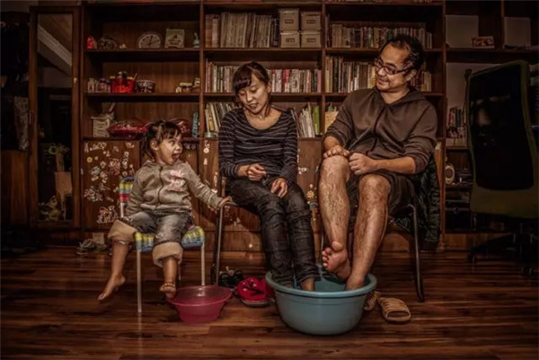 他拍了100多个家庭的洗脚照，每张都像画一样